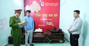 Bắt giữ nam tài xế kéo kính ô tô kẹp tay CSGT khi bị kiểm tra nồng độ cồn 1 bat giu thanh nien keo kinh chan gio kep tay csgt khi bi kiem tra nong do con 1039