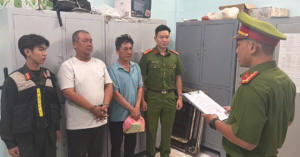 Bat Khan Cap Nhom Tai Xe Au Da Dai Nao Khu Vuc San Bay Tan Son Nhat 1717