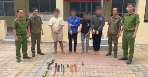 Bat Khan Cap Nhom Tuoi Teen Cam Hung Khi Nao Loan Quan Ca Phe 1390