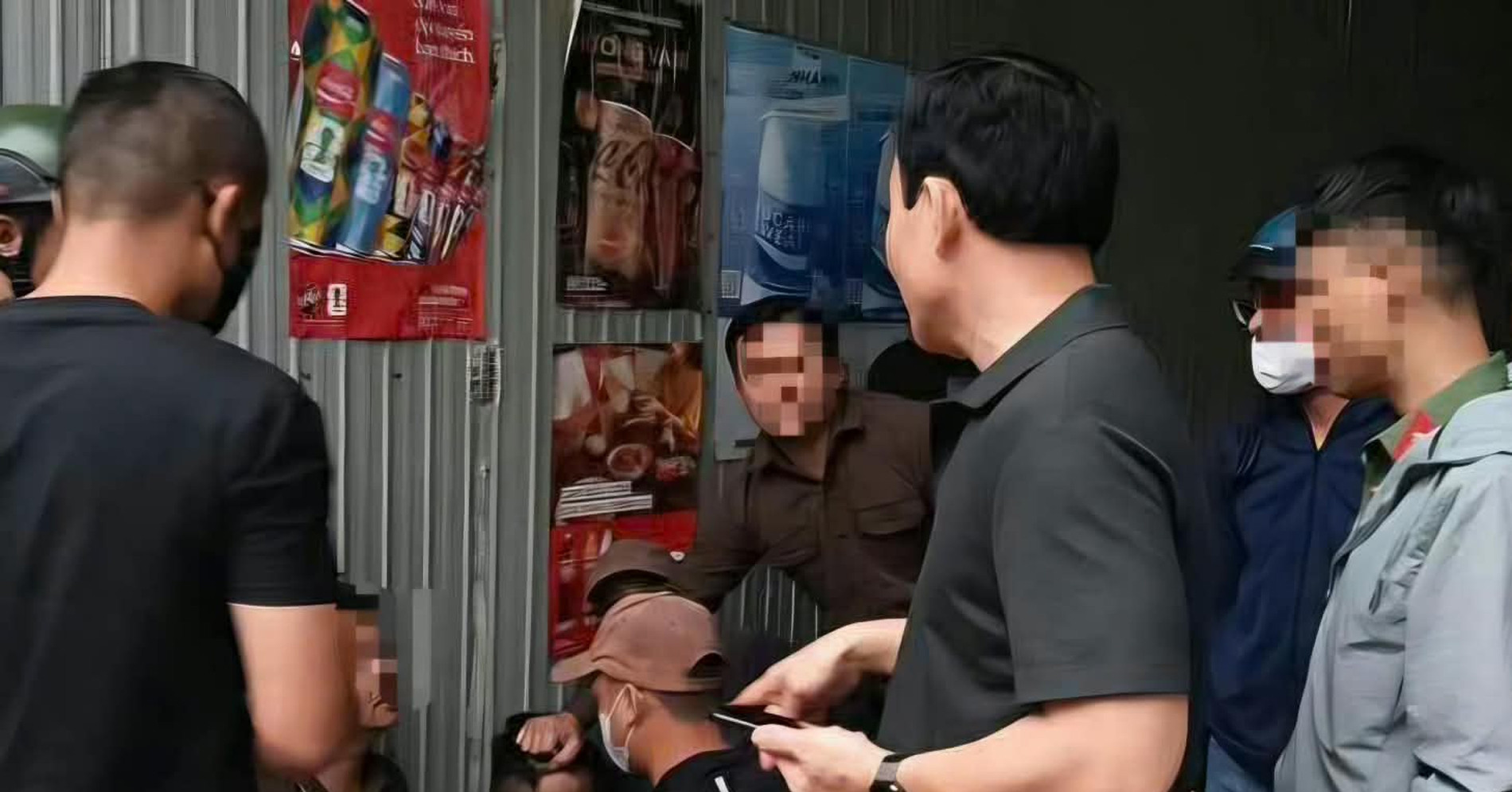 bat nghi pham sat hai ba chu tiem cam do 2895