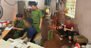 Phá đường dây làm giả giấy khám sức khỏe, con dấu bệnh viện 3 bat nhom lam gia giay to con dau benh vien da khoa dong nai 1264