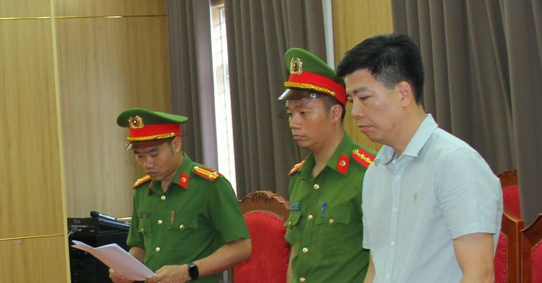 bat pho chu tich xa lien quan vu lan can da bo song hong gay do sau bao yagi 1964