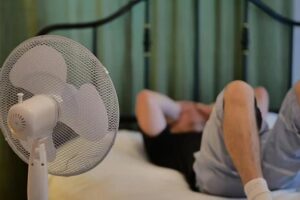 Bật quạt hướng vào đầu hay hướng vào chân là tốt nhất? 2 bat quat huong vao dau hay huong vao chan la tot nhat 080906
