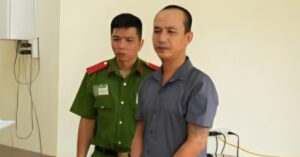 Bắt tạm giam gã đàn ông dùng ly thủy tinh, ghế nhựa đánh vợ hờ tại quán cà phê 1 bat tam giam ga dan ong dung ly thuy tinh ghe nhua danh vo ho tai quan ca phe 2250