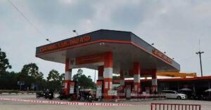 be gai 2 tuoi bi o to can tu vong tai cay xang 2576