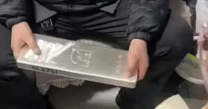 Bé gái 5 tuổi được cậu lì xì thỏi bạc 15kg hơn 1 tỷ đồng gây sốt 4 be gai 5 tuoi duoc cau li xi thoi bac 15kg hon 1 ty dong gay sot 1925