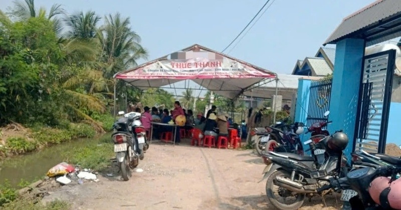 be trai 2 tuoi nga xuong muong nuoc truoc nha tu vong 1495