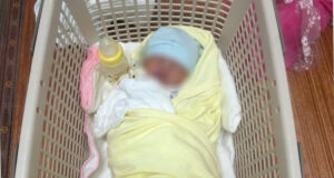 Bé trai 4 ngày tuổi bị bỏ rơi ở bụi chuối cạnh đường vào nghĩa trang 2 be trai 4 ngay tuoi bi bo roi o bui chuoi canh duong vao nghia trang 1479