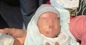 Be Trai Bi Bo Roi Truoc Nha Dan Ninh Binh Kem La Thu Viet Voi 876