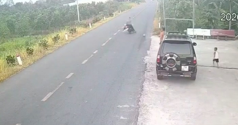 be trai da bong ra duong nguoi dan ong chay xe may can trung nga tu vong 329