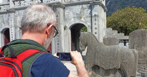 Bí ẩn đôi ngựa khắc trong bia đá ngôi đền 800 tuổi 1 bi an doi ngua khac trong bia da ngoi den 800 tuoi 556