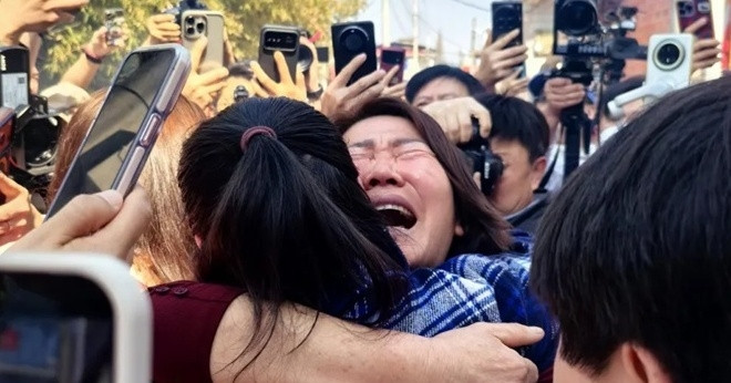 bi bo roi trong nha ve sinh luc 2 ngay tuoi co gai doan tu cha me sau 28 nam 536