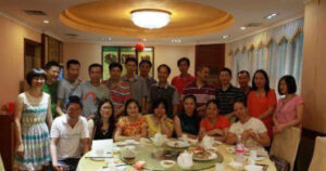 Bị Khinh Thường Vì Đi Họp Lớp Trong Bộ Đồ Công Nhân, Người Đàn Ông Khiến Bạn Cũ Xấu Hổ Bằng 1 Hành Động Bi Khinh Thuong Vi Di Hop Lop Trong Bo Do Cong Nhan Nguoi Dan Ong Khien Ban Cu Xau Ho Bang 1 Hanh Do