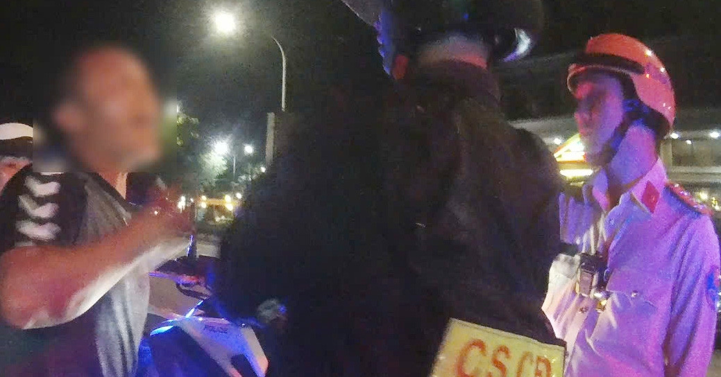 Bi Kiem Tra Nong Do Con Nguoi Dan Ong Co Hanh Dong Qua Khich O Cong An Phuong 899