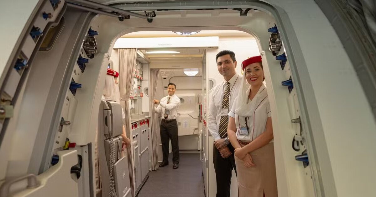 bi mat sau viec cui chao cua tiep vien o cua may bay nhieu nguoi khong biet 294