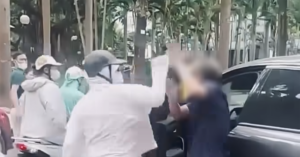 bi nguoi phu nu chui boi hanh hung sau va cham tai xe o to co phan ung bat ngo 633