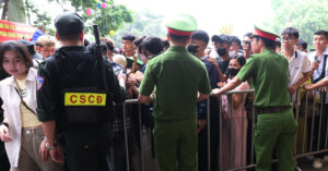 bien nguoi tray hoi den hung canh sat cang minh dieu tiet phan luong 913