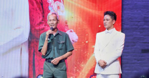 bo la quan nhan cua ca si anh quan idol xuc dong khi con trai hat ve nguoi linh 2802