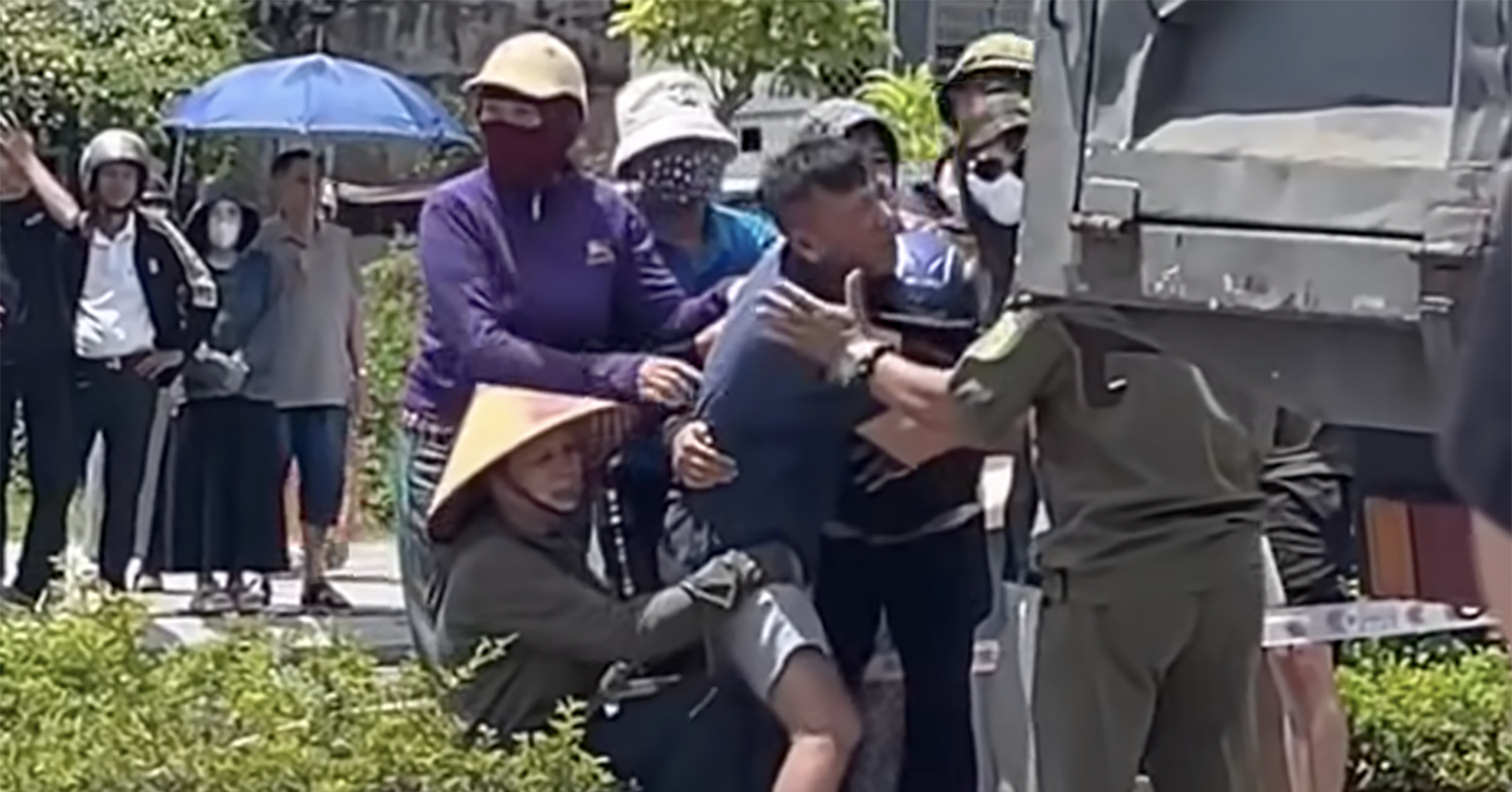 bo me khoc ngat ben thi the nu sinh tu vong duoi gam xe tai 1744