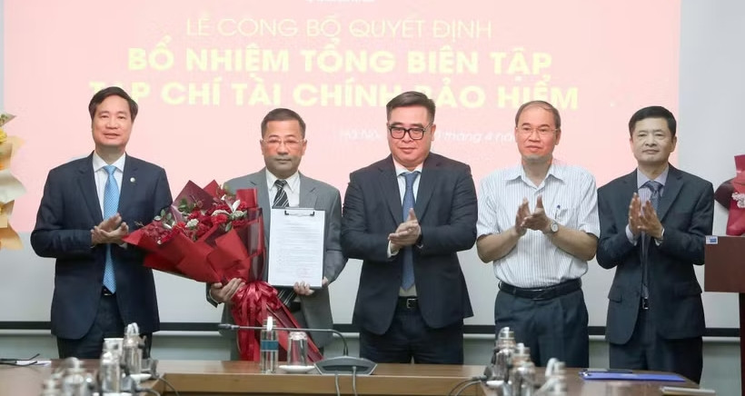 bo nhiem nha bao nguyen phong cam lam tong bien tap tap chi tai chinh bao hiem 2502