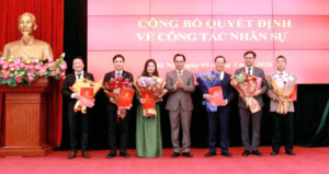 bo truong gd dt dieu dong bo nhiem lanh dao nhieu don vi 1977