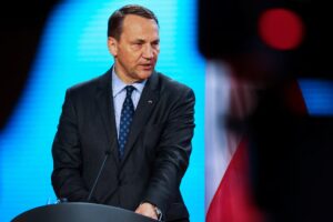 Ba Lan cần chuẩn bị kế hoạch dự phòng trước khả năng Mỹ rút khỏi NATO 2 bo truong ngoai giao ba lan sikorski anh theo reuters