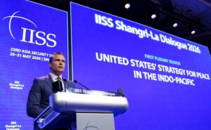 bo truong pete hegseth phat bieu tai doi thoai shangri la. reuters