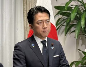 bo truong quoc phong nhat ban koizumi shinjiro tai hop bao anh jiji press