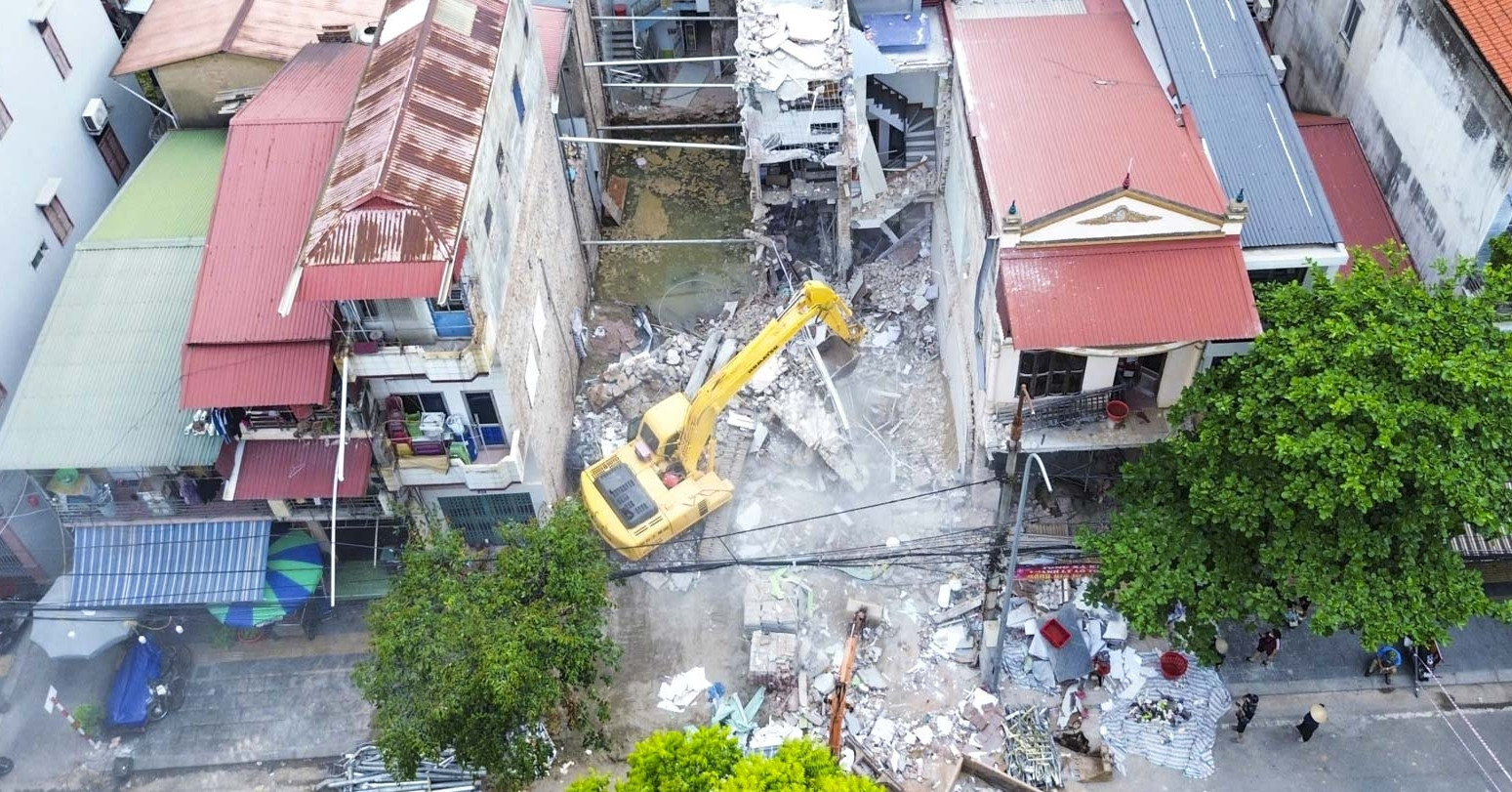 buoc phai pha do 2 ngoi nha sau su co dao mong cong trinh o giua 1126