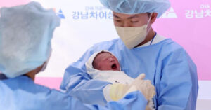 Cả làng ăn mừng chào đón em bé đầu tiên ra đời sau 17 năm 3 ca lang an mung chao don em be dau tien ra doi sau 17 nam 2553