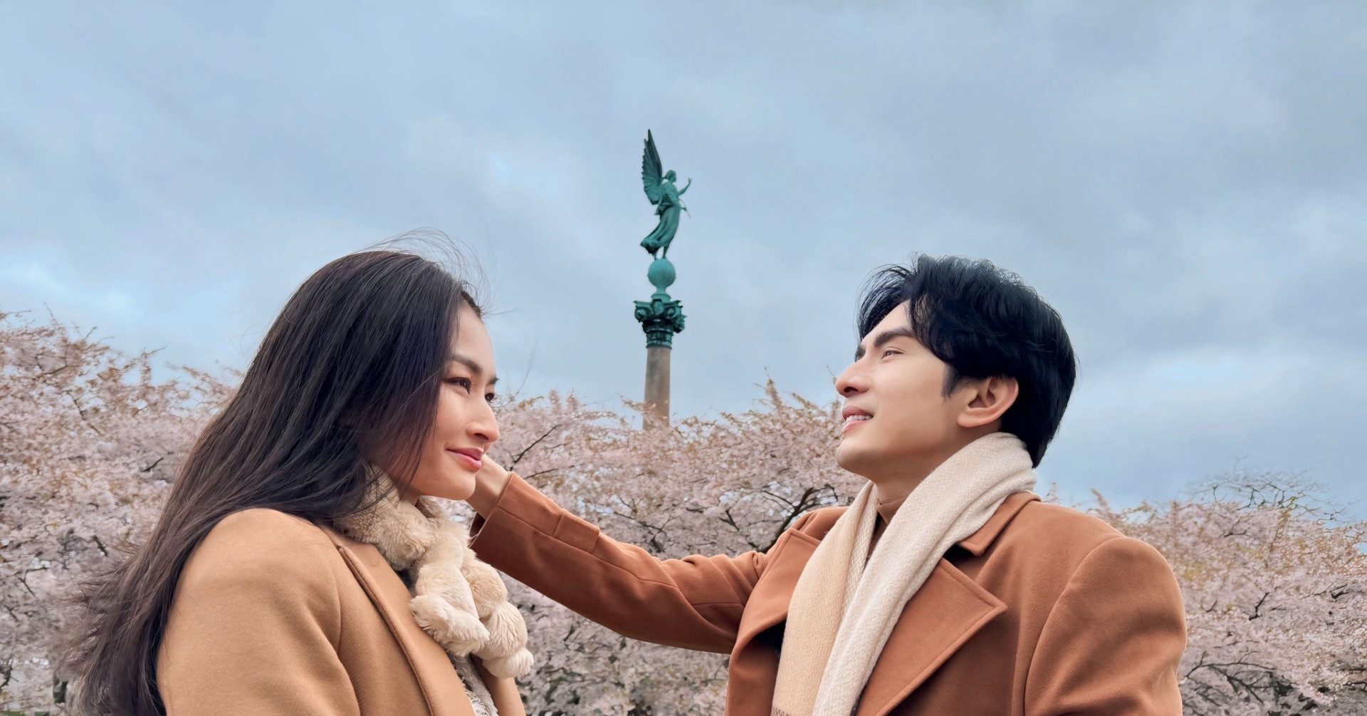 ca si dan truong than thiet co gai la nsnd tu long tao dang ben xe xin 1948