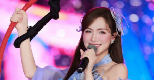 ca si hoa minzy ngoi tren vong bay luon hat truoc 50 104