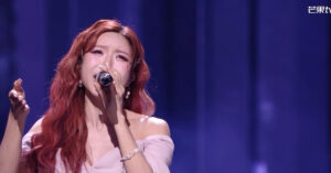 ca si trang phap om dong doi khoc nuc no o dap gio 420