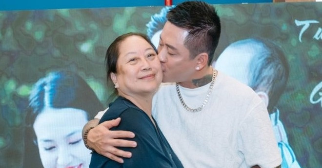 Ca Si Tuan Hung Huy 2 Show Dien O Chau Au Bay Ve Khan Cap Vi Me Benh Nang 1402