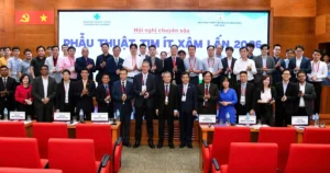 cac chuyen gia bao cao vien va dai bieu tham du mics summit 2026 chup anh luu niem tai bv dhyd 17799