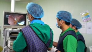 Cần Thơ: Hy hữu xương cá 3cm xuyên vào đường mật 1 cac bac si khoa noi soi dang can thiep cho benh nhan 20260328131357