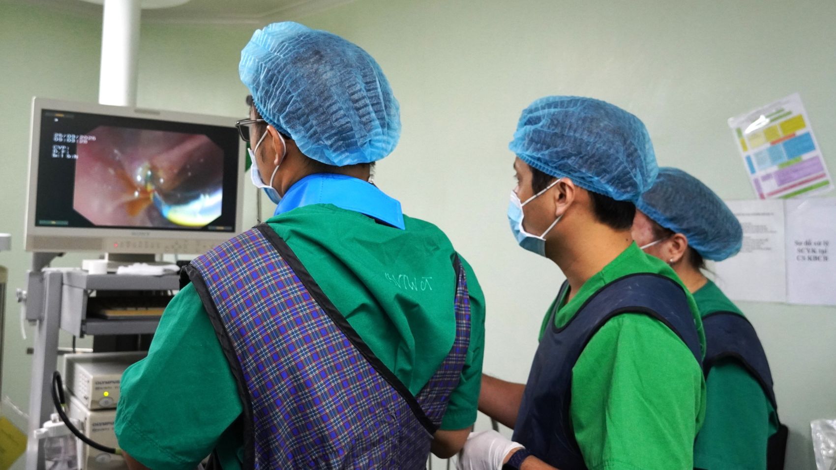 cac bac si khoa noi soi dang can thiep cho benh nhan 20260328131357