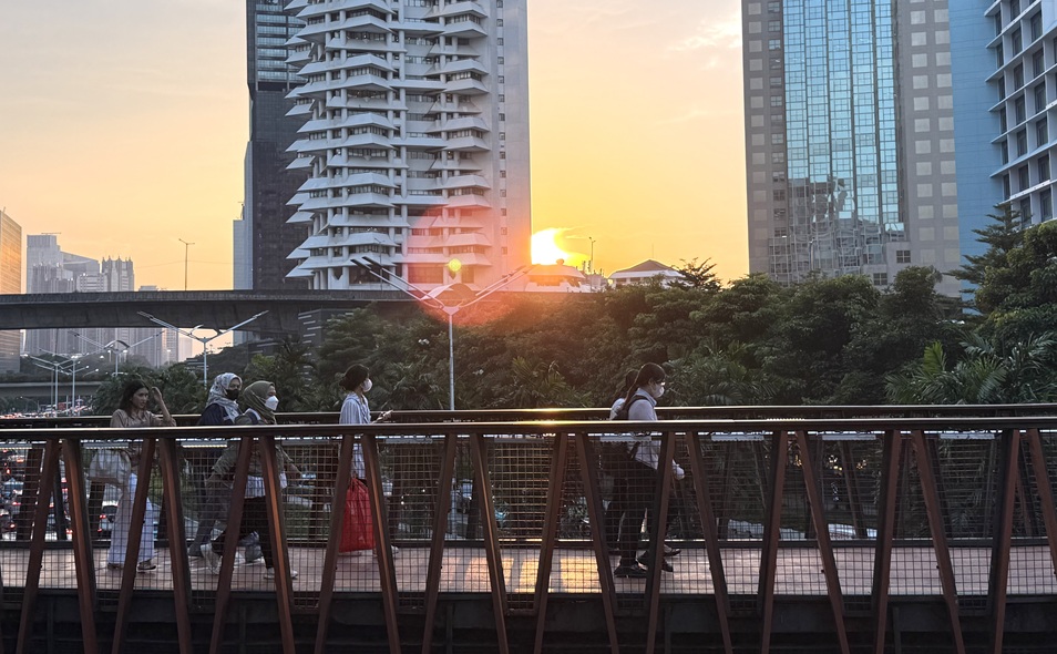 cac cong chuc indonesia se lam viec tu xa vao thu 6 moi tuan de tiet kiem nhien lieu anh minh hoa v