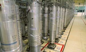 cac may ly tam tai nha may lam giau uranium natanz o mien trung iran. nguon anh to chuc nang luong n