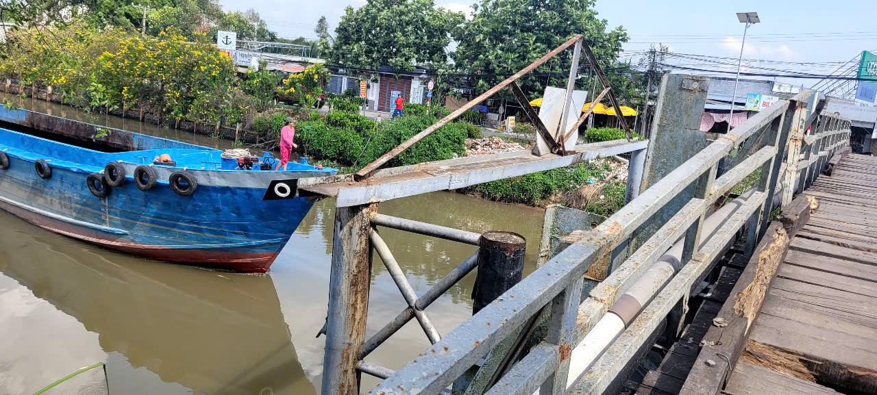 cac phuong tien thuy qua cau kenh hai kha vat va va nguy hiem