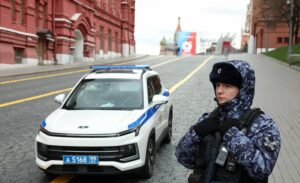 cac si quan nga tuan tra khu vuc gan quang truong do o moscow. reuters