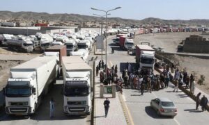 cac xe tai cho hang hoa tai cua khau taftan pakistan. anh reuters