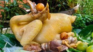 Cách Luộc Gà Da Vàng Óng, Giòn Sần Sật, Chặt 10 Miếng Đẹp Như 10 Cach Luoc Ga Da Vang Ong Gion San Sat Chat 10 Mieng Dep Nhu 10 232940