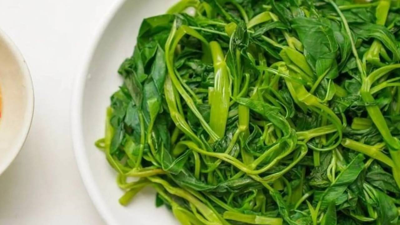 cach luoc rau muong xanh gion khong tham den cuc don gian tai nha 190804