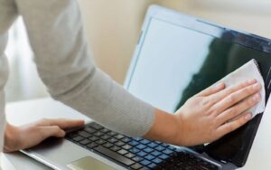 Cach Ve Sinh Man Hinh May Tinh 2