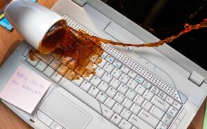 Màn hình laptop bị vô nước phải làm sao? 7 bước xử lý máy kịp thời 3 cach xu ly man hinh laptop bi vo nuoc 1