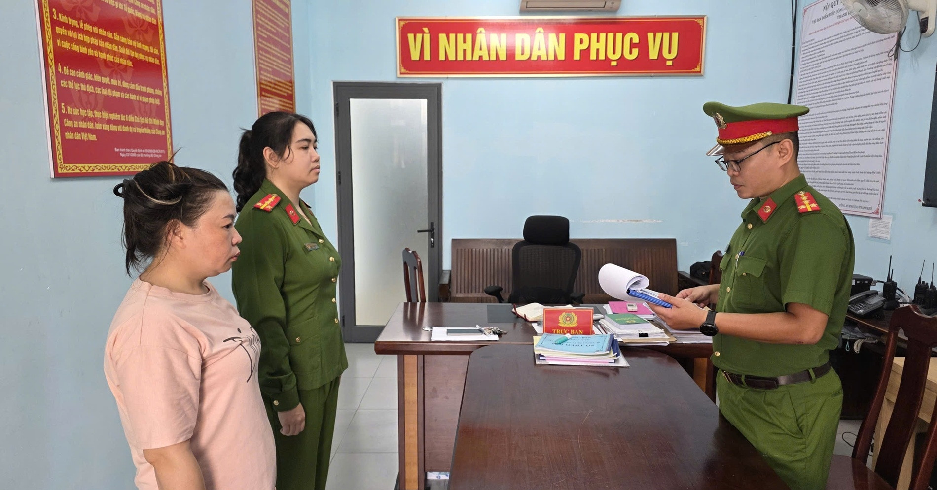 cai gia phai tra tu cac vu vuot gac chan hanh hung nu nhan vien duong sat 2863