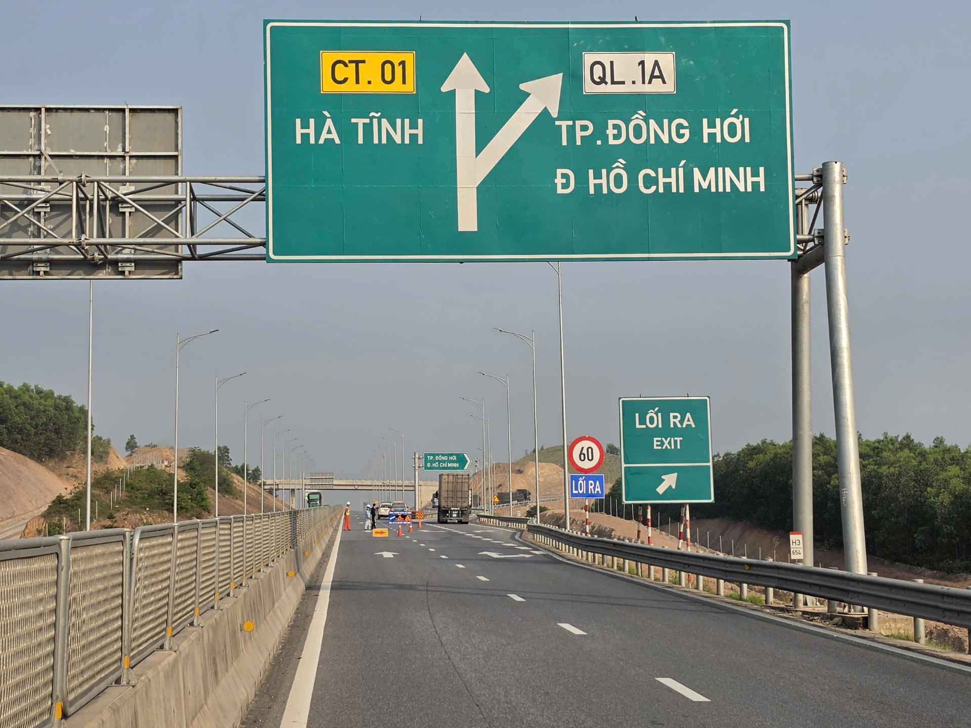 cam duong tren cao toc doan vung ang cam lo de phuc vu thi cong
