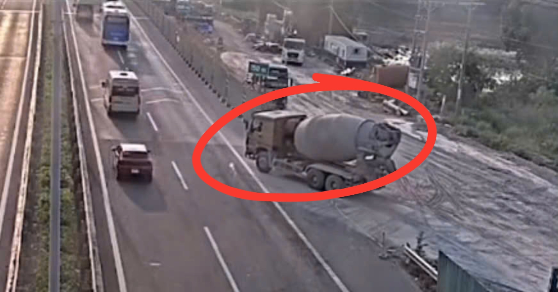 camera bat loi xe tron be tong vo tu vao cao toc tu diem mo cong truong 2126