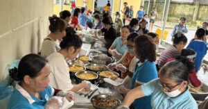 Can Bep Nghia Tinh O Hue Do Lua Nau Hang Nghin Suat Com Cho Ba Con Vung Ngap 1370